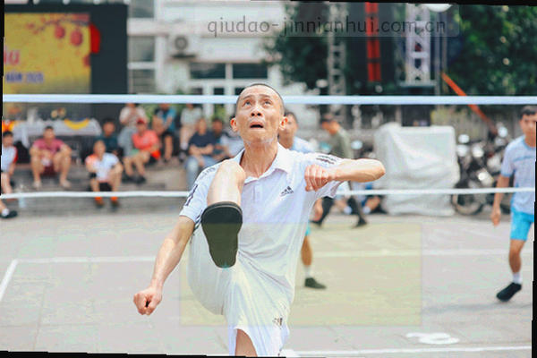 天平上放着代表数据的条形码，寓意赛事数据需要权衡与审慎解读